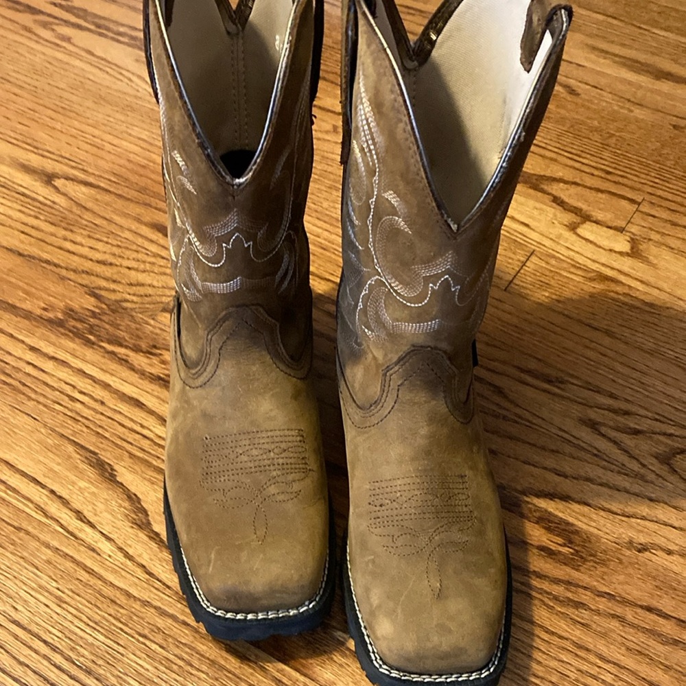 Ariat Unbridled Rancher Waterproof boot 8B. Color: distressed brown. New.